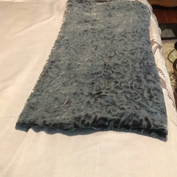 100% silk Sage throw. So soft and cozy! - Picture 3 of 5